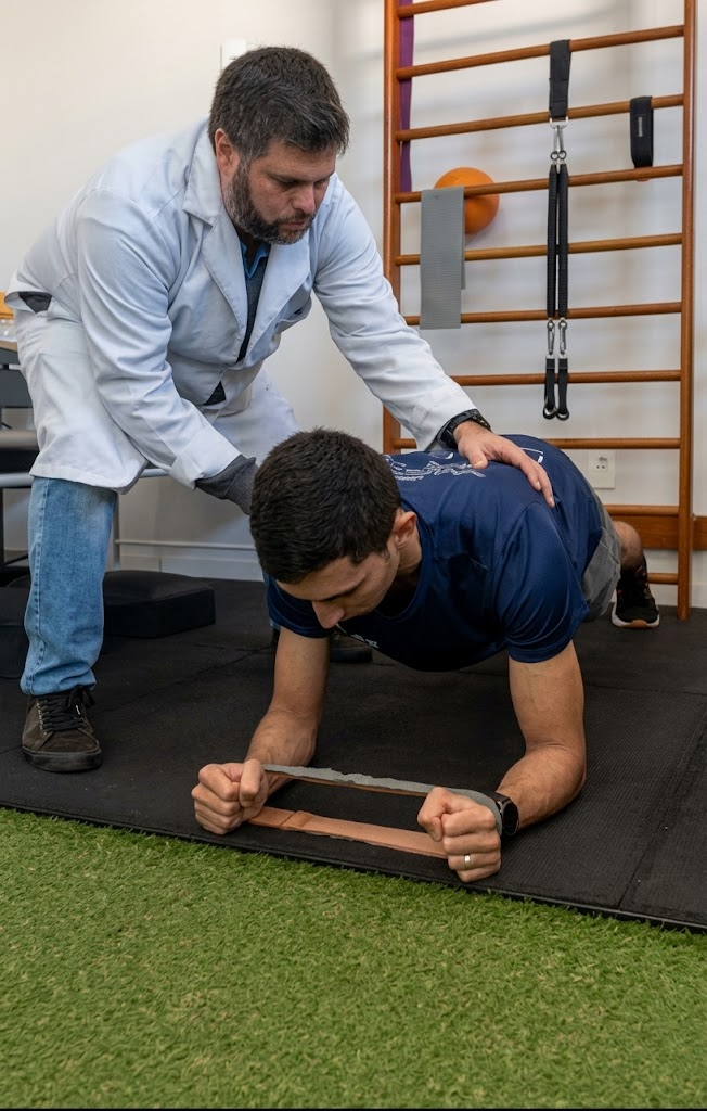 Paciente realizando exercício terapêutico com acompanhamento profissional